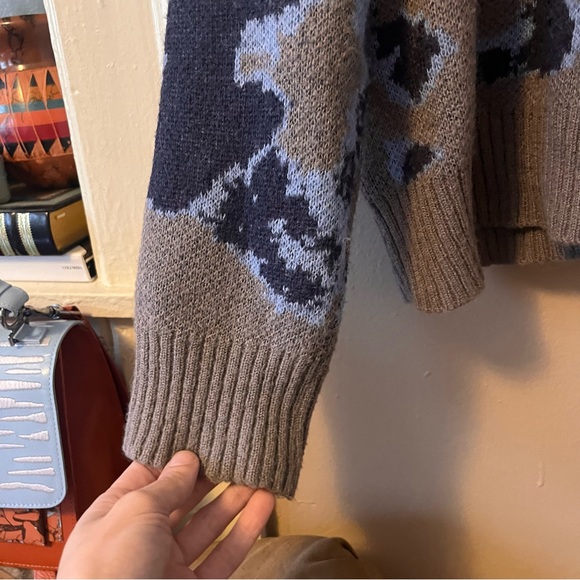 gray knit oversized sweater with blue abstract print - Picture 9 of 15